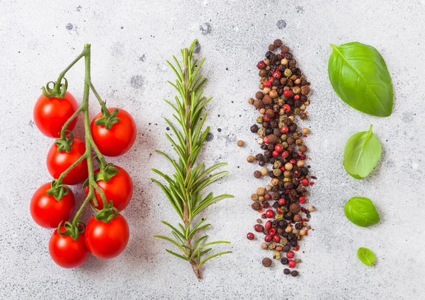 Cereja Orgânica Sugardrop Tomates Videira Com Manjericão Pimenta Fundo Pedra — Fotografia de Stock