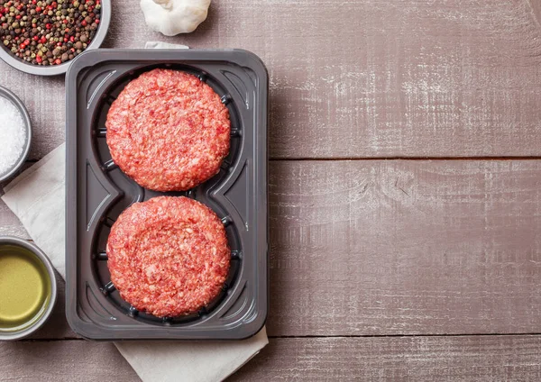 Kunststof Dienblad Met Rauwe Gehakt Zelfgemaakte Barbecue Rundvlees Hamburgers Met — Stockfoto