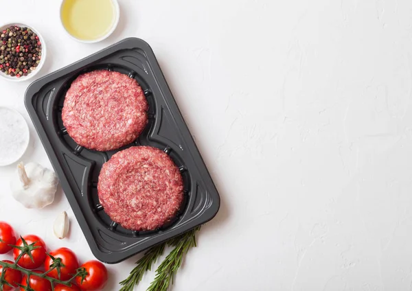 Kunststof Dienblad Met Rauwe Gehakt Zelfgemaakte Barbecue Rundvlees Hamburgers Met — Stockfoto