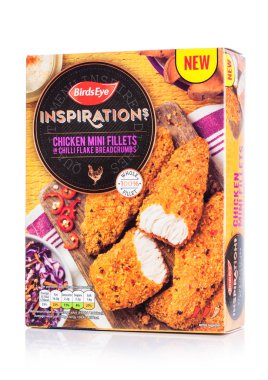 Londra, İngiltere - 20 Ekim 2018: Pack kuşlar göz ilham tavuk mini ekmekli fileto beyaz.