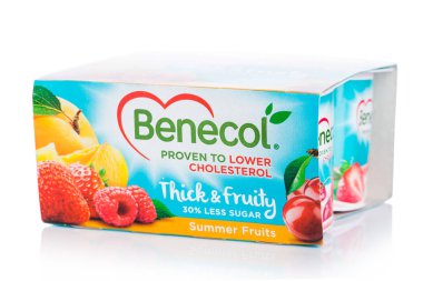 Londra, İngiltere - 20 Ekim 2018: Benecol Pack daha düşük kolesterol yoğurt beyaz zemin üzerine yaz meyve ile