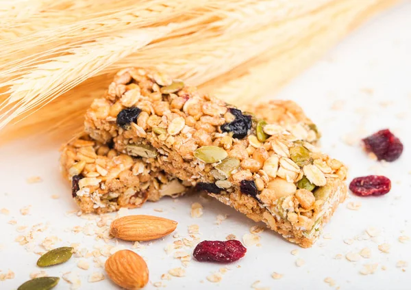 Barra Cereais Granola Orgânica Caseira Com Nozes Frutas Secas Branco — Fotografia de Stock