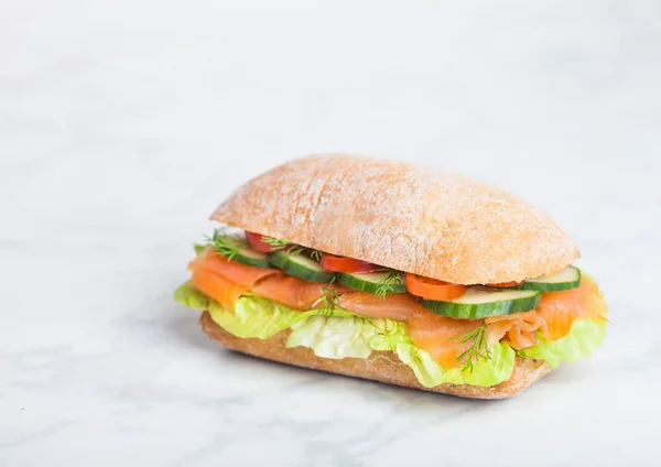 レタスとキュウリ白石背景を新鮮な健康サーモン サンドイッチ 朝食のスナック — ストック写真
