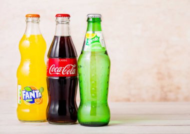 Londra, İngiltere - 03 Ağustos 2018: Cam şişe Coca-Cola ve Fanta ve Sprite meşrubat ahşap üzerine. Dünyanın en popüler içecek.