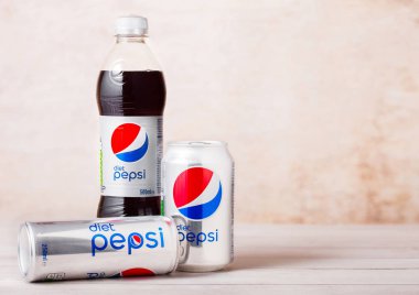 Londra, İngiltere - 03 Ağustos 2018: Plastik şişe ve alüminyum kutu Diyet Pepsi meşrubat ahşap üzerine. Amerikan çokuluslu gıda ve içecek şirketi