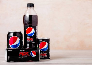 Londra, İngiltere - 03 Ağustos 2018: Plastik şişe ve alüminyum kutu Pepsi Max meşrubat ahşap üzerine. Amerikan çokuluslu gıda ve içecek şirketi