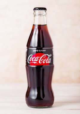 Londra, İngiltere - 03 Ağustos 2018: Sıfır şeker Coca Cola meşrubat ahşap üzerine cam şişe. Dünyanın en popüler içecek.