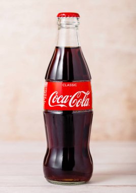 Londra, İngiltere - 03 Ağustos 2018: Orijinal Coca Cola meşrubat ahşap üzerine cam şişe. Dünyanın en popüler içecek.