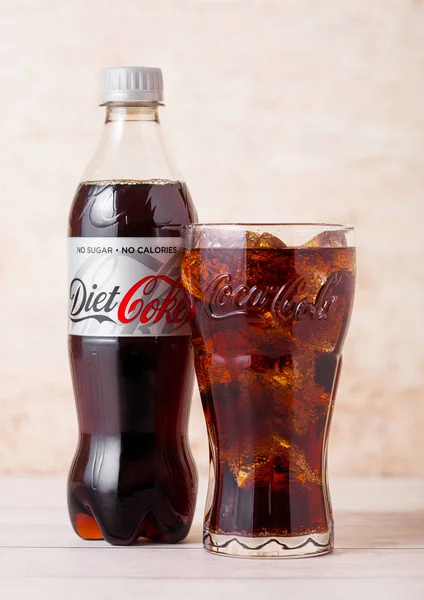 ロンドン イギリス 2018 ペットボトルと木材にダイエット コーラ コーラ清涼飲料のオリジナル ガラスです 世界で最も人気のある飲み物 — ストック写真