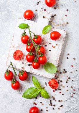 Organik Sugardrop domates fesleğen ve taş zemin üzerine kıyma kurulu üzerinde biber ile asma üzerinde.