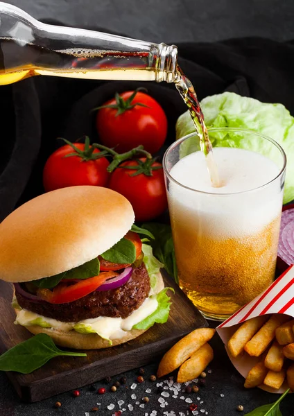 Świeża Wołowina Burger Sosem Warzywami Szklankę Piwa Rzemiosła Chipsy Frytki — Zdjęcie stockowe