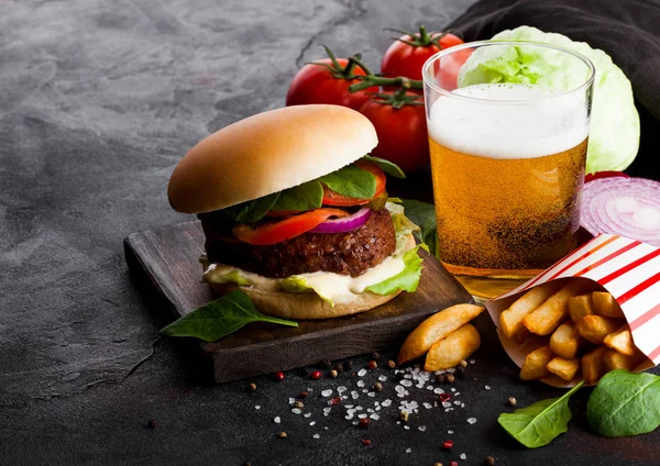 Świeża Wołowina Burger Sosem Warzywami Szklankę Piwa Rzemiosła Chipsy Frytki — Zdjęcie stockowe