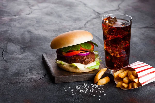 Fresh Beef Burger Sauce Vegetables Glass Cola Soft Drink Potato — Stock Photo, Image