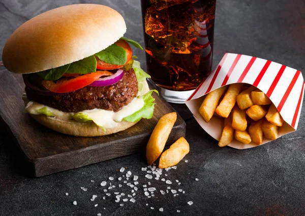 Hamburguesa Carne Fresca Con Salsa Verduras Vaso Refresco Cola Con — Foto de Stock