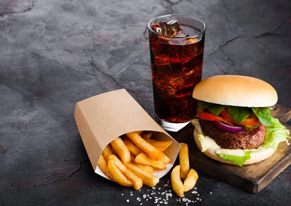 Świeża Wołowina Burger Sosem Warzywami Szklankę Napoju Cola Chipsy Frytki — Zdjęcie stockowe