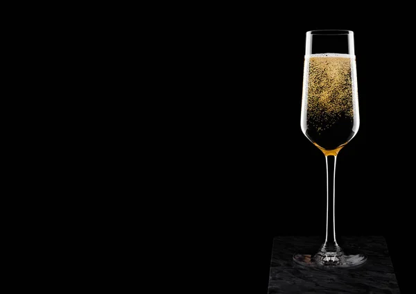 Элегантный Бокал Желтого Шампанского Пузырьками Черном Мраморном Фоне — стоковое фото