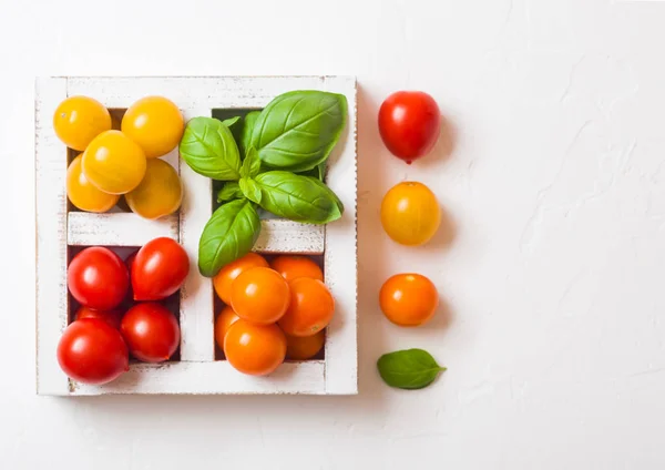 Mini Tomates Orgânicos Com Manjericão Pimenta Caixa Madeira Fundo Cozinha — Fotografia de Stock