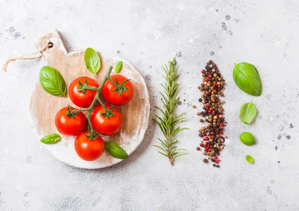 Tomates Cereja Orgânicos Videira Com Manjericão Pimenta Fundo Pedra Cozinha — Fotografia de Stock