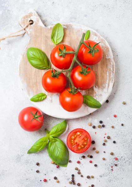 Tomates Cereja Orgânicos Videira Com Manjericão Pimenta Tábua Cortar Fundo — Fotografia de Stock