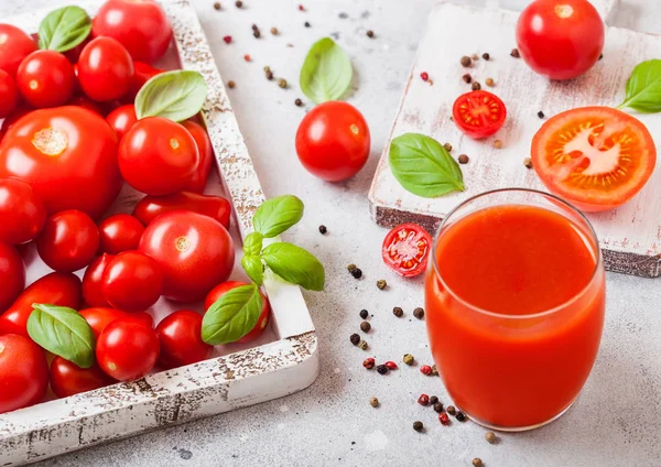 玻璃新鲜有机番茄汁新鲜生西红柿罗勒和胡椒盒上的石头背景 — 图库照片