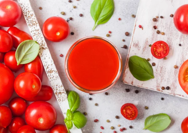 Glas Färsk Ekologisk Tomatjuice Med Färska Råa Tomater Basilika Och — Stockfoto