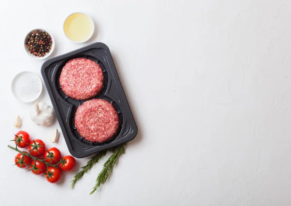Tacę Plastikową Surowego Mielonego Grill Domowe Hamburgery Wołowiny Ziół Przypraw — Zdjęcie stockowe