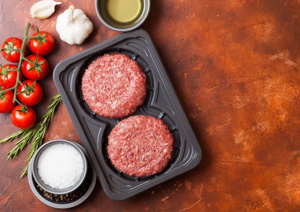 Tacę Plastikową Surowego Mielonego Grill Domowe Hamburgery Wołowiny Ziół Przypraw — Zdjęcie stockowe