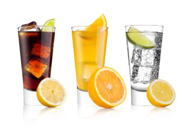 Kola ve portakal soda içmek ve limonata köpüklü su bardak buz küpleri limon ve kireç bit beyaz zemin üzerine