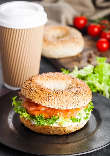 サーモン リコッタ 白いキッチン テーブル背景にビンテージまな板に柔らかい卵の新鮮な健康的なベーグル サンドイッチ — ストック写真