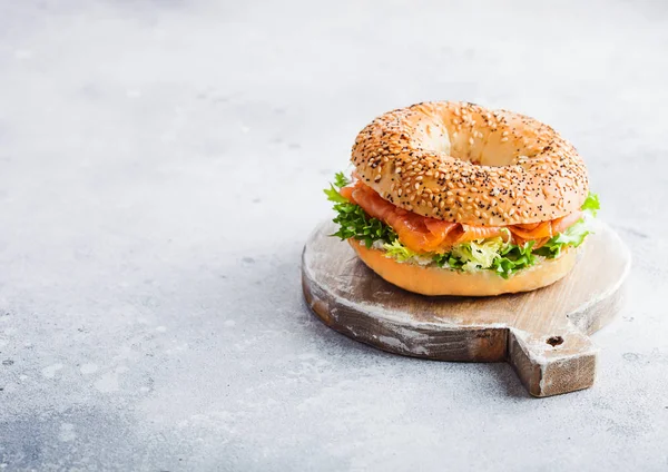 Taze Sağlıklı Simit Sandviç Somon Ricotta Marul Üzerine Taş Mutfak — Stok fotoğraf