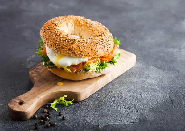 Sandwich Bagel Frais Sain Avec Saumon Ricotta Œuf Mou Sur — Photo