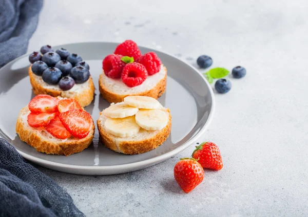 Friss Egészséges Mini Szendvicsek Krémsajttal Gyümölcsökkel Bogyókkal Szürke Tálban Ronggyal — Stock Fotó
