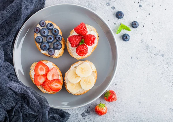 Friss Egészséges Mini Szendvicsek Krémsajttal Gyümölcsökkel Bogyókkal Szürke Tálban Ronggyal — Stock Fotó