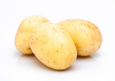 Beyaz üzerine üç sağlıklı organik bebek patates.