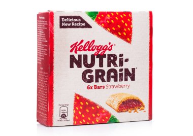 Londra, İngiltere - 01 Kasım 2018: Pack Kellogg's Nutri Tahıl tahıl bar beyaz üzerine çilek tadı ile yeni Pack.