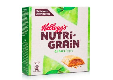 Londra, İngiltere - 01 Kasım 2018: Pack Kellogg's Nutri Tahıl tahıl bar üzerinde beyaz elma tadı ile yeni Pack.