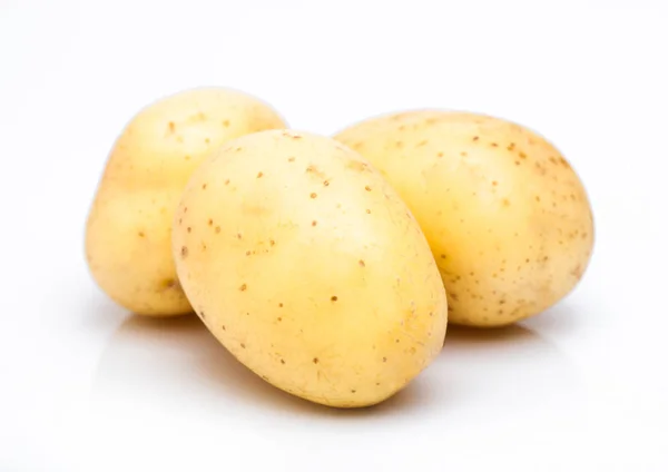 Три Здоровых Органических Детеныша Картошки Белом — стоковое фото