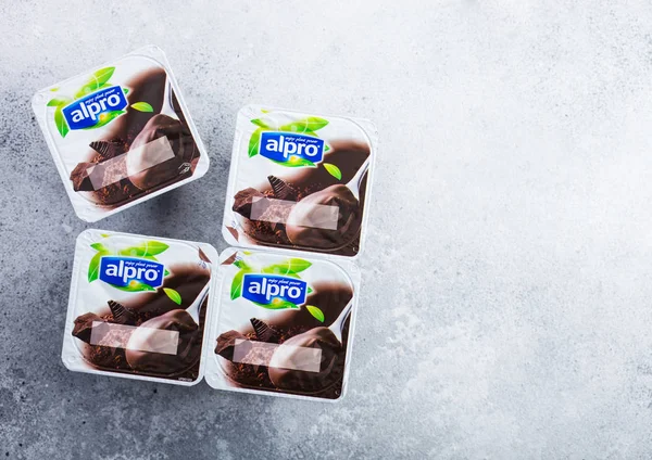 London November 2018 Pakke Med Mørk Chokoladesoja Dessert Alpro Soya - Stock-foto