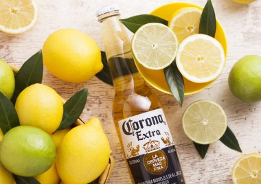 Londra, İngiltere - 27 Nisan 2018: Cam şişe, Corona ilave bira taze limon ile ahşap arka plan üzerinde. Corona, Grupo Modelo tarafından üretilen.