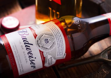 Londra, İngiltere - 27 Nisan 2018: Cam şişe budweiser bira üzerinde ahşap varil, ilk 1876 yılında tanıtılan bir Amerikan lager bira coater ve şişe açacağı.