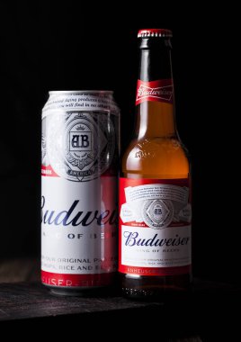 Londra, İngiltere - 27 Nisan 2018: Cam şişe ve alüminyum kutu Budweiser özgün bira koyu arka planda, ilk 1876 yılında tanıtılan bir Amerikan lager.
