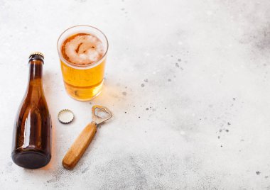 Cam ve zanaat lager bira açacağı taş mutfak masa arka plan üzerinde. 