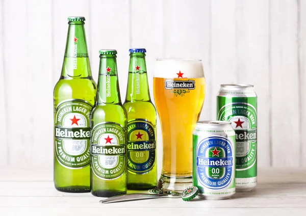 Londres Reino Unido Abril 2018 Botellas Latas Aluminio Cerveza Heineken — Foto de Stock