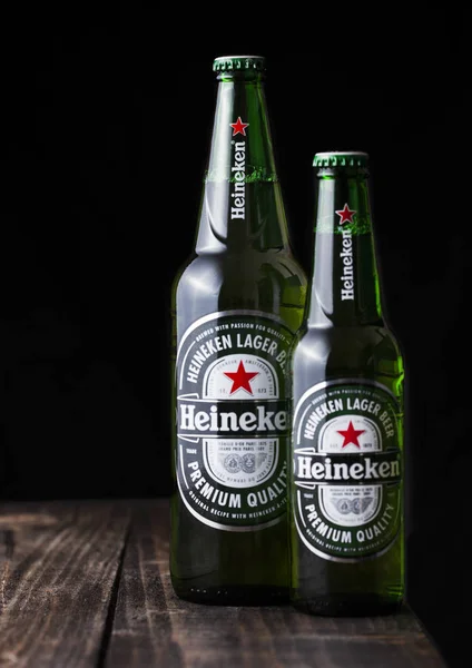 Londres Reino Unido Abril 2018 Botellas Cerveza Heineken Lager Sobre —  Fotos de Stock