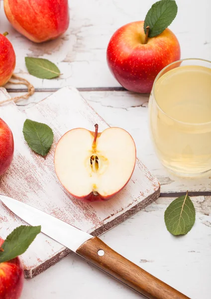 Verre Jus Pomme Bio Frais Avec Pommes Rouges Sur Planche — Photo