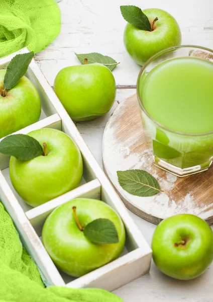 Szklankę Soku Jabłkowego Organiczne Świeże Zielone Jabłka Pole Tle Drewna — Zdjęcie stockowe