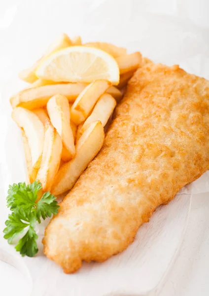 Tradiční Britské Fish Chips Sekání Deska Citron Plátek Bílém Pozadí — Stock fotografie