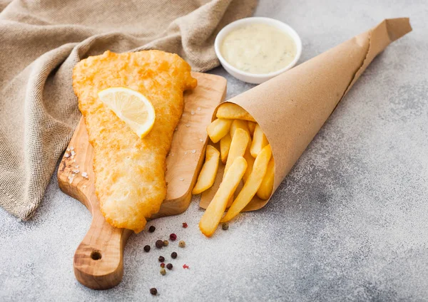 Tradizionale Britannico Fish Chips Con Salsa Tartara Sul Tagliere Sfondo — Foto Stock