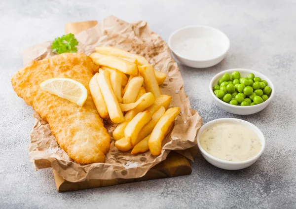 Traditionele Britse Fish Chips Met Tartaarsaus Hakken Bestuur Groene Erwten — Stockfoto