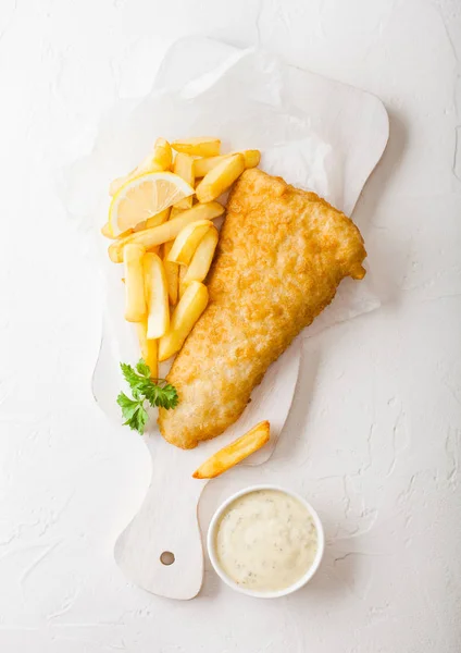伝統的なイギリスの魚とタルタルのまな板にチップ ホワイト テーブル バック グラウンド — ストック写真